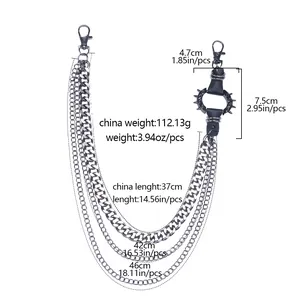 Detail der mehrlagigen Punk-Hosenkette aus Metall mit Spike- und Lederring-Details
