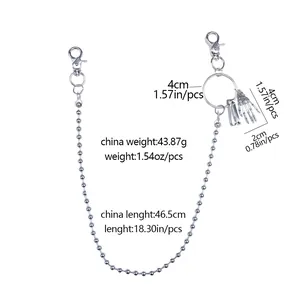 Vue détaillée de la chaîne à billes argentée avec pendentif main de squelette et fermoirs