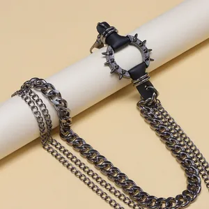 Mehrlagige Metall-Taillenkette mit Stachelring und Lederakzenten für den Punk-Stil