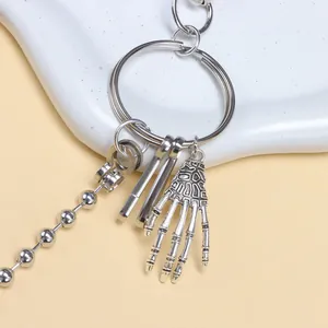 Porte-clés main de squelette de style rock avec chaîne à billes et pendentifs métal