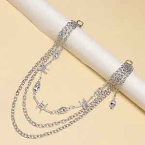 Gelaagde zilveren broekketting met punk schedelhangers en prikkeldraad metalen links