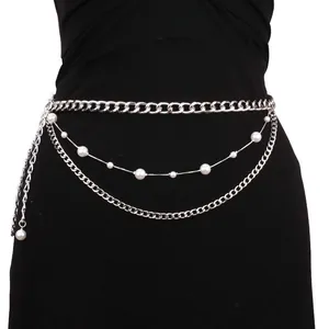 Modische mehrlagige silberne Metall-Taillenkette mit eleganten Perlen auf schwarzem Kleid