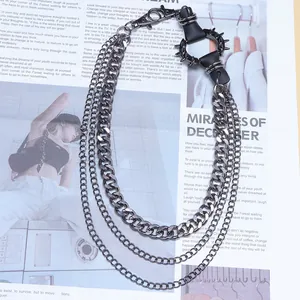 Detailansicht der drelagigen Gunmetal Punk-Hosenkette mit Leder-Spike-Akzent