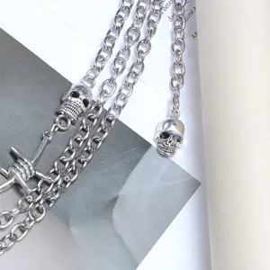 Detail van zilveren gotische gelaagde broekketting met schedel en doornenschakels