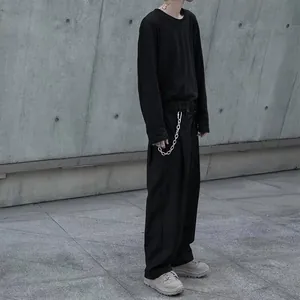 Schwarzes Set aus übergroßem Langarmshirt und weiter Hose mit Metall-Taillenkette