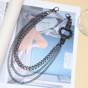 Drelagige schwarze Metall-Hosenkette im Punk-Stil mit Stachelring und Karabinerhaken