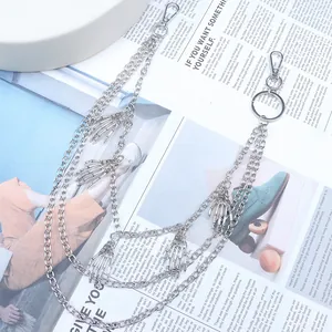 Détail de la chaîne de pantalon gothique multicouche avec pendentifs mains de crâne