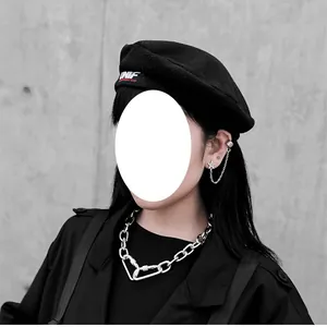 Detail einer silbernen groben Hosenkette und Sternohrring im Punk-Stil-Outfit
