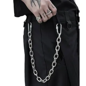 Punk Silberne Metall-Hosenkette mit Karabinerhaken an der Taille eines Models