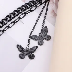 Collier à trois couches en métal noir avec pendentifs papillon de style gothique chic