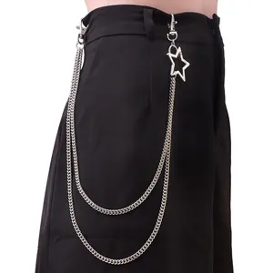 Détail d'une chaîne de pantalon argentée double couche avec étoile et fermoirs mousqueton