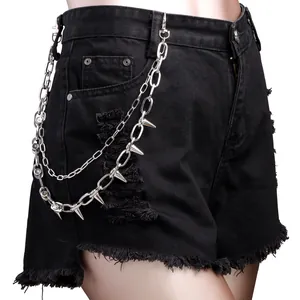 Shorts punk de denim negro con cadenas metálicas dobles y remaches plateados afilados