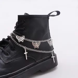 Details der Schmetterlings- und Kreuzanhänger an mehrlagigen Ketten für Stiefel