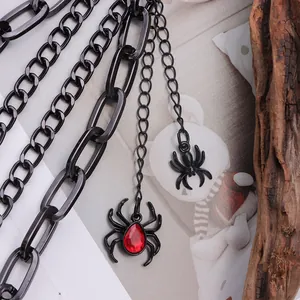 Detalle de cadena gótica de metal negro de doble capa con colgante de araña roja