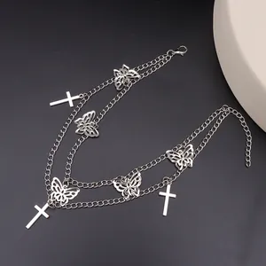 Detail der silbernen doppellagigen Stiefelkette mit Schmetterlingen und Kreuzanhängern