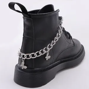 Stivali neri con plateau con catene argentate e ciondoli a farfalla con strass