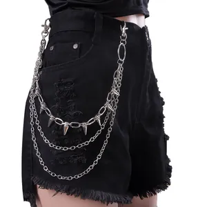 Pantalones cortos vaqueros punk negros con cadenas metálicas de varias capas y remaches