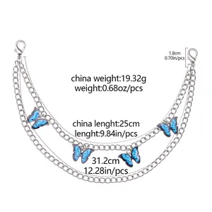 Vue détaillée de la chaîne de chaussure triple en argent avec quatre papillons bleu dégradé