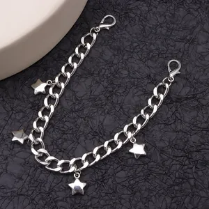 Cadena de eslabones plateada con colgantes de estrellas y cierres de langosta en negro