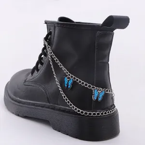 Bottines noires à plateforme avec double chaîne argentée et pendentifs papillon bleus