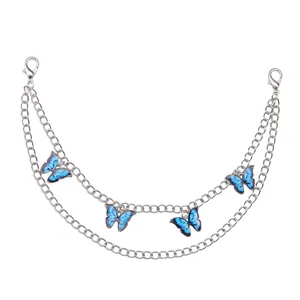 Chaîne de chaussure double en métal argenté avec quatre pendentifs papillon bleus et fermoirs