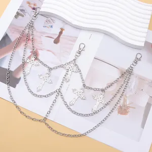 Details einer silbernen mehrlagigen Taillenkette mit gotischen Kreuzanhängern