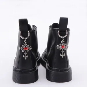 Gothic Lederstiefel mit silbernen Kreuzanhängern und roten Edelsteinen an der Ferse