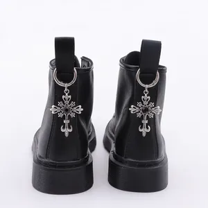 Gothic Stiefel mit silbernem Iris-Kreuz-Anhänger und schwarzem Edelstein-Accessoire