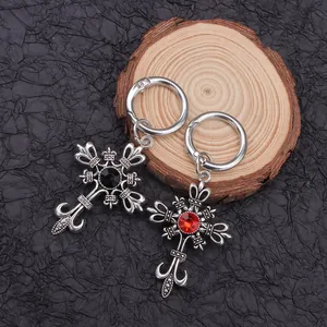 Gothic-Kreuz-Anhänger mit roten und schwarzen Steinen für Stiefel oder Schlüssel