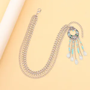 Détail de chaîne de chaussure bohème multicouche avec pendentif émail turquoise et perles