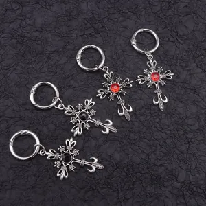 Gotische Silber-Kreuzanhänger mit roten und schwarzen Edelsteinen für Schuhe und Stiefel