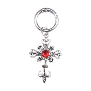 Gothischer Kreuz-Schuhanhänger aus Silber mit rotem Edelstein für Martin-Stiefel