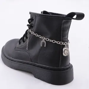 Schwarze Martin Boots aus Leder mit dekorativer Silberkette und Glücksbringer
