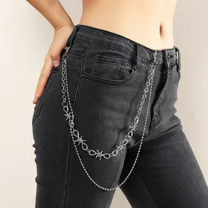 Détail d'une chaîne de pantalon hip-hop argentée à double couche avec nœuds d'épines