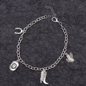 Detailaufnahme der silbernen Schuhkette mit Cowboyhut, Kaktus und Hufeisen-Anhängern