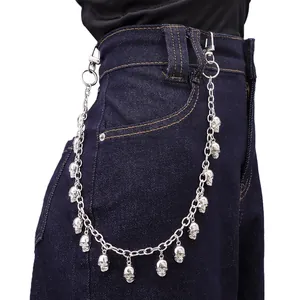 Chaîne de pantalon en métal argenté avec pendentifs têtes de mort sur un jean bleu