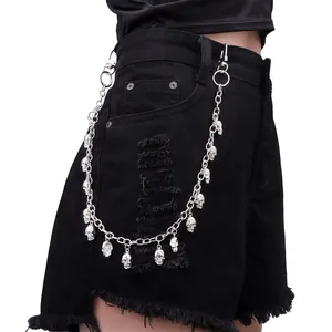 Chaîne de pantalon punk argentée avec crânes sur un short en jean noir