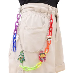 Détail de la chaîne de pantalon arc-en-ciel avec breloques bonhomme de neige et sapin
