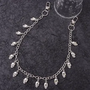 Chaîne de pantalon punk en métal argenté avec pendentifs têtes de mort et mousquetons