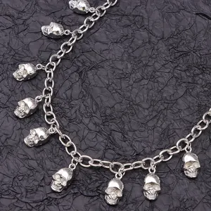 Vue détaillée des pendentifs tête de mort sur une chaîne gothique en métal argenté