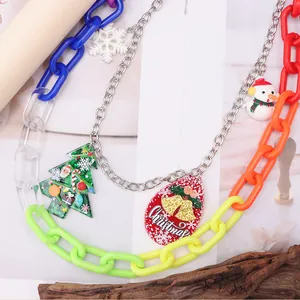 Gros plan détaillé du collier de Noël multicouche avec bonhomme de neige et sapin acrylique