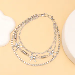 Cadena de cintura multicapa en metal plateado estilo punk con dijes de calaveras