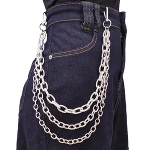 Dettaglio della catena per pantaloni argento a tre strati con chiusura su un jeans