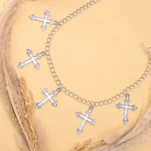 Catena da corpo in metallo argento con cinque ciondoli a croce gotica intagliati