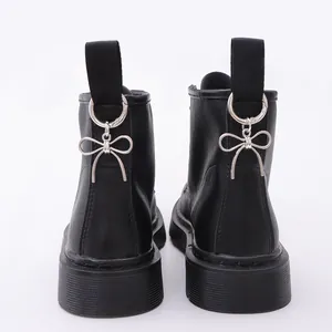 Gothic Lederstiefeletten in Schwarz mit silbernem Metall-Schleifenanhänger hinten