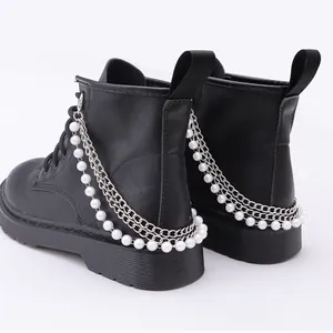 Schwarze matte Stiefel mit silbernen Ketten und weißen Perlen als Schuh-Accessoires