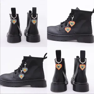 Hebillas de Zapato de Corazón de Arcoíris para Botas Martin Coloridas de Metal con Colgante de Corazón Decoración para Bolsos Llaveros