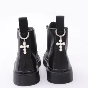 Gothic-Schmuck für Stiefel mit Perlenkreuz-Anhänger an schwarzen Damenstiefeln
