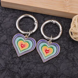 Charms de corazón arcoíris para botas con rayas coloridas y anillos metálicos de resorte