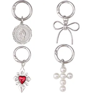 Gothic Schuhanhänger Set mit silbernem Metallkreuz, Perlen und Vintage Münzanhängern